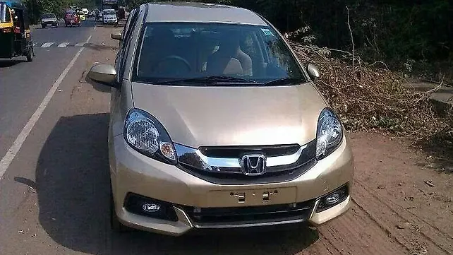 Honda Mobilio spotted on Indian streets for the first time Honda Mobilio spotted on Indian streets for the first time