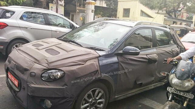 Hyundai i20 crossover spotted on test again