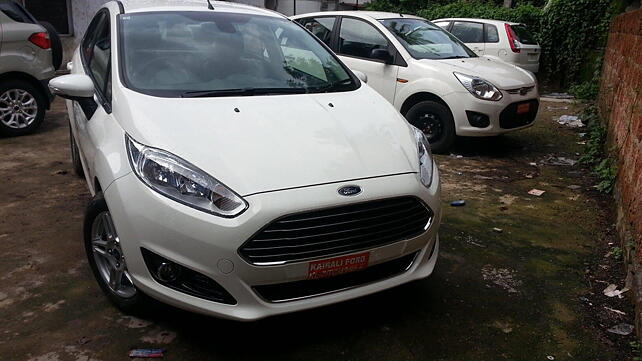 Ford Fiesta facelift spotted at a dealership