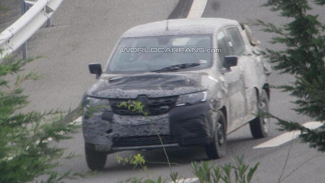 Low-cost Renault crossover spotted testing