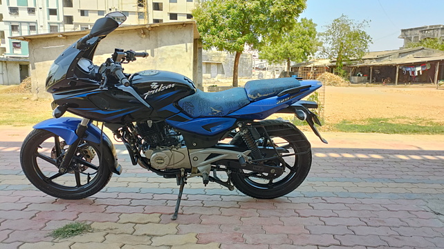 Used 2016 Bajaj Pulsar 220 F Standard (S193125) for sale in Surat ...