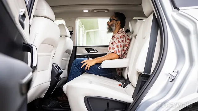 2021-mahindra-xuv700-first-drive-review-carwale
