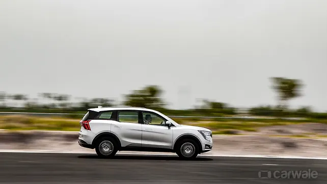 Mahindra XUV700 Right Side View