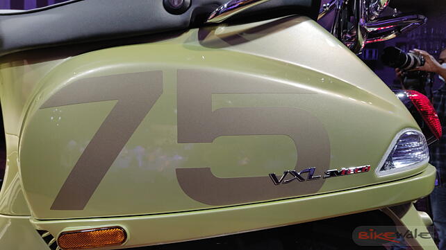 Vespa VXL 125 Side Panel