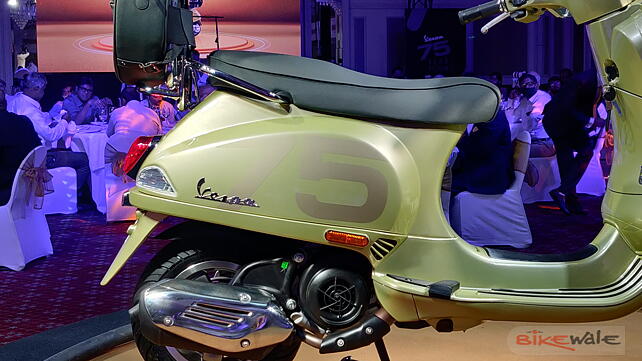 Vespa VXL 125 Side panel