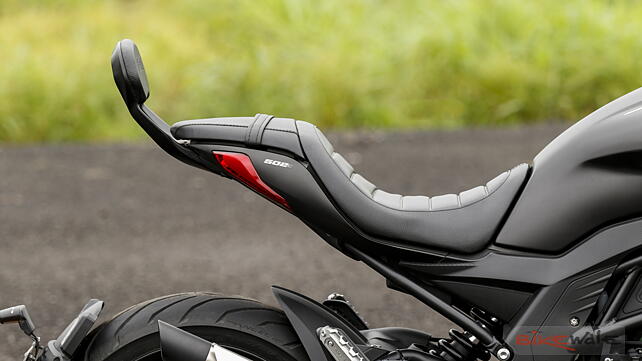 Benelli 502C Price - Mileage, Images, Colours | BikeWale