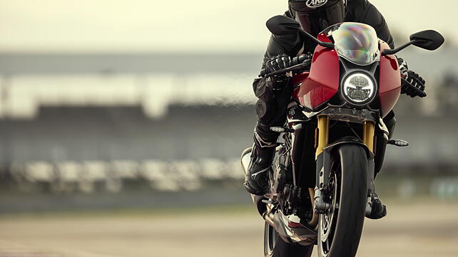 Triumph Speed Triple 1200RR Front View