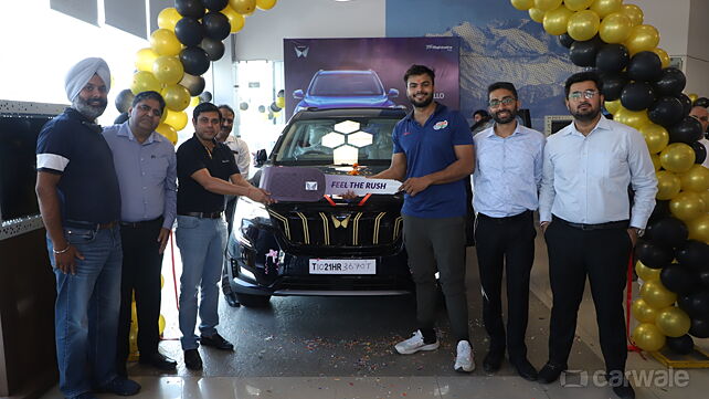 Mahindra XUV700 official deliveries begin; first Gold Edition handed over to Sumit Antil
