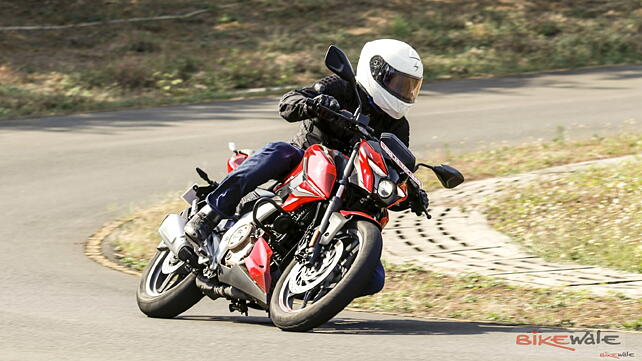 Bajaj Pulsar N250 action