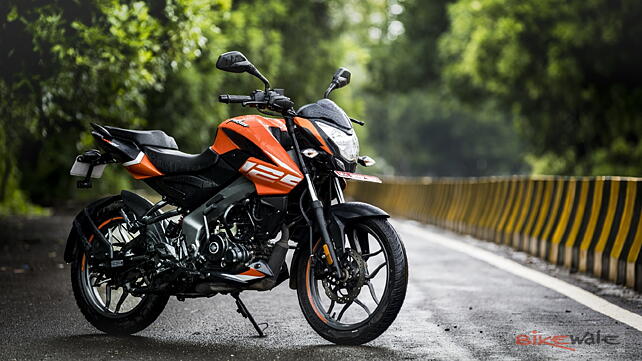 Bajaj Pulsar 150 Right Front Three Quarter