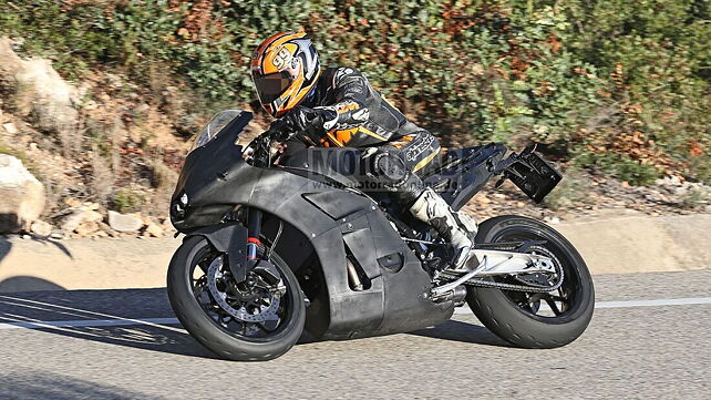 Upcoming KTM RC8 sportbike spied for first time