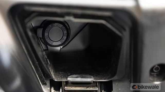 Yamaha Aerox 155 USB Charging Port