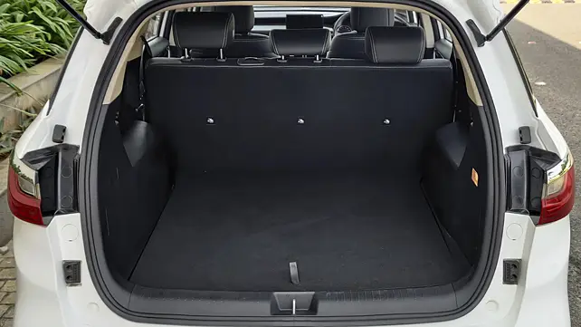 Toyota Innova Crysta Open Boot/Trunk Toyota Innova Crysta Open Boot/Trunk