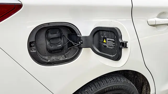 Toyota Innova Crysta Open Fuel Lid Toyota Innova Crysta Open Fuel Lid