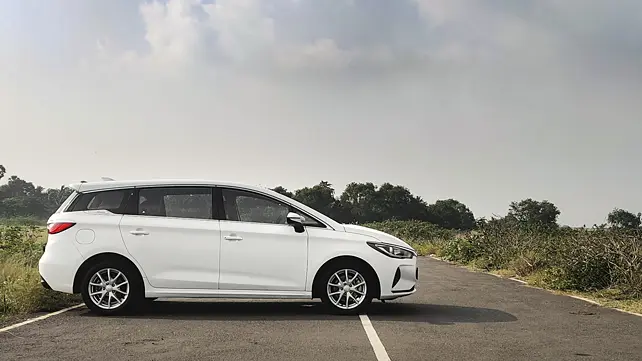 Toyota Innova Crysta Right Side View Toyota Innova Crysta Right Side View