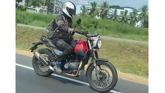 Royal Enfield Scram 411 spotted in red-black colour option 