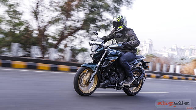 Bajaj Pulsar N250 action