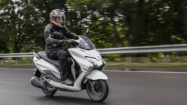 KTM RC 390 [2022] Right Side View