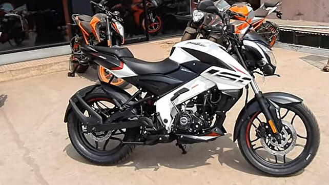 Bajaj Pulsar NS160 Right Side View