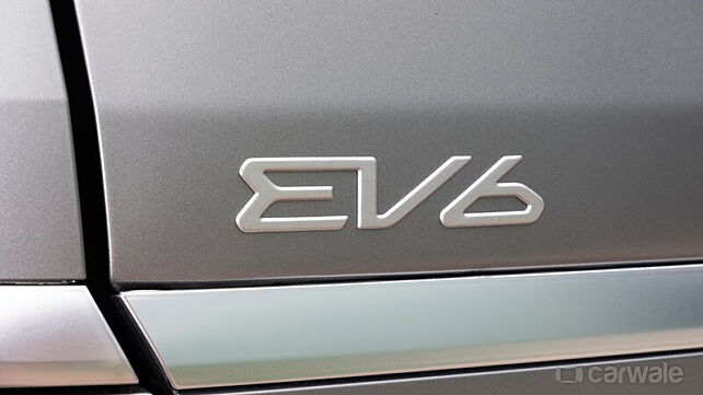 किआ EV6 फ़ैक्‍टरी में कई रंग विकल्‍पों में देखी गई, देश में जल्‍द होगी लॉन्‍च