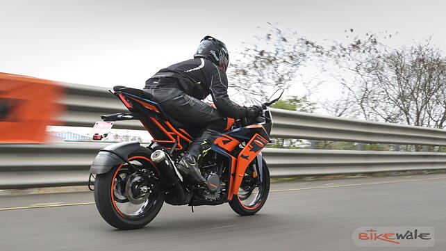 KTM RC 390 action