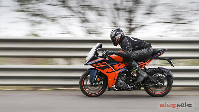 KTM RC 390 action