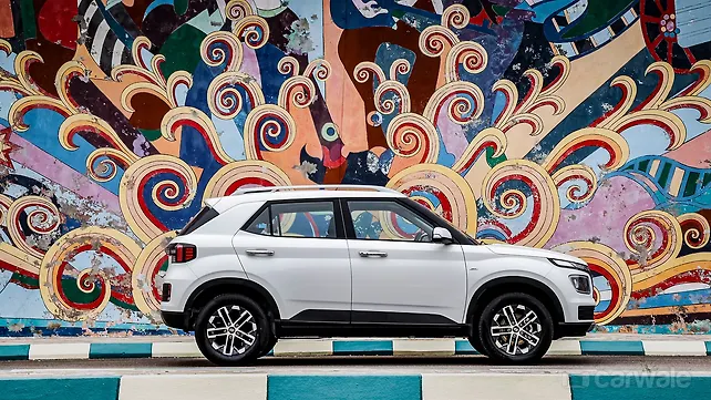 Hyundai Venue [2022-2023] Right Side View