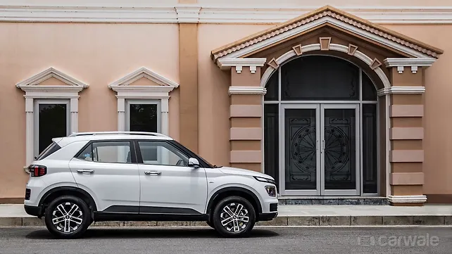 Hyundai Venue [2022-2023] Right Side View