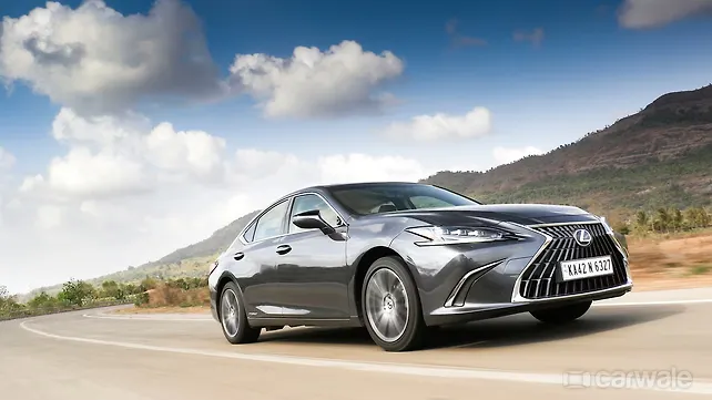 Lexus Old Generation ES 2018 Right Front Three Quarter