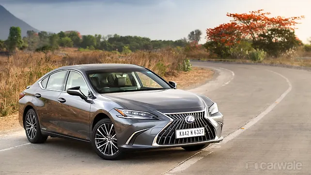 Lexus Old Generation ES 2018 Right Front Three Quarter