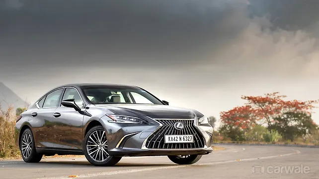 Lexus Old Generation ES 2018 Right Front Three Quarter