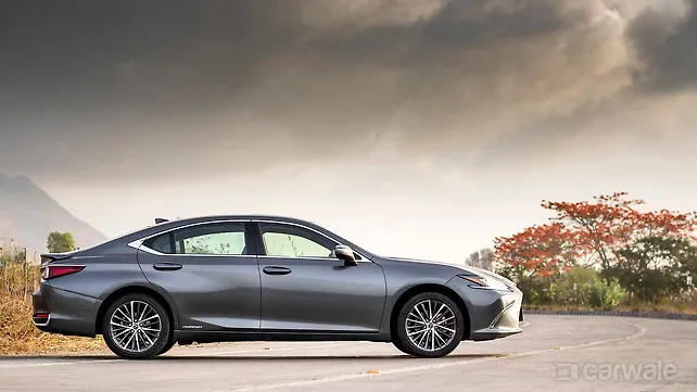 Lexus Old Generation ES 2018 Right Side View