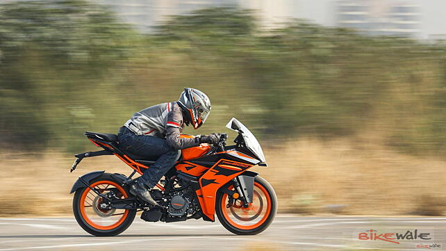 KTM RC 200 Right Side View