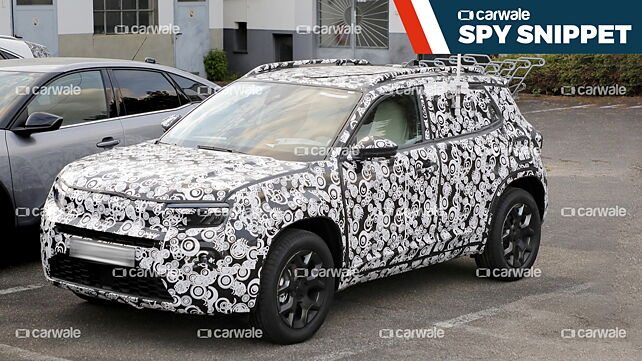 Jeep small SUV continues testing; interiors spied for the first time