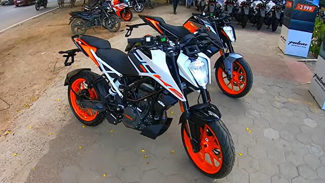 KTM 125 Duke Right Side View