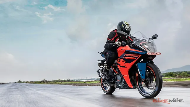 KTM RC 390 Right Front Three Quarter