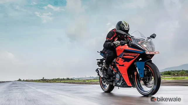 KTM RC 390 Right Front Three Quarter