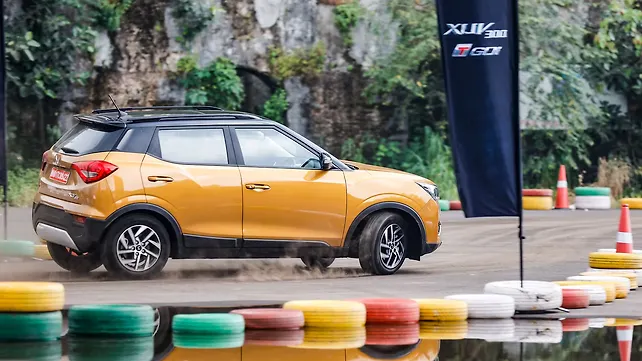 Mahindra XUV300 Turbo Sportz Right Side View Mahindra XUV300 Turbo Sportz Right Side View