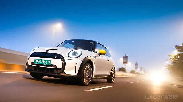 Mini Cooper SE Right Front Three Quarter