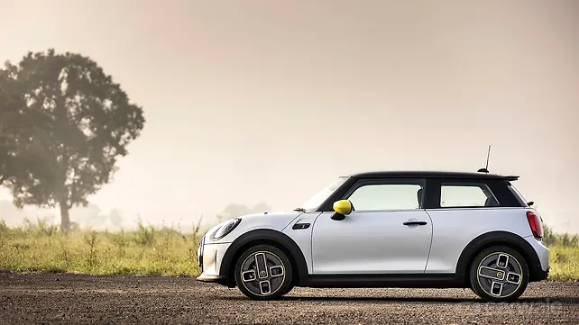 Mini Cooper SE Right Side View