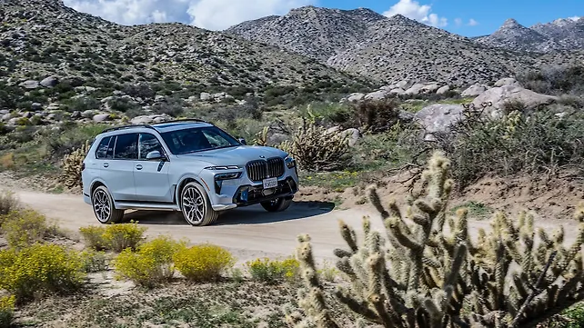 BMW X7 Right Side View Exterior Right Side View