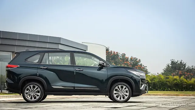 Toyota Innova Hycross Right Side View Toyota Innova Hycross Right Side View