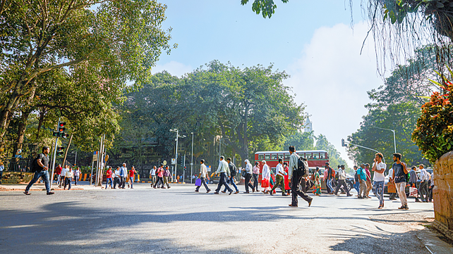 People crossing a busy Mumbai street 