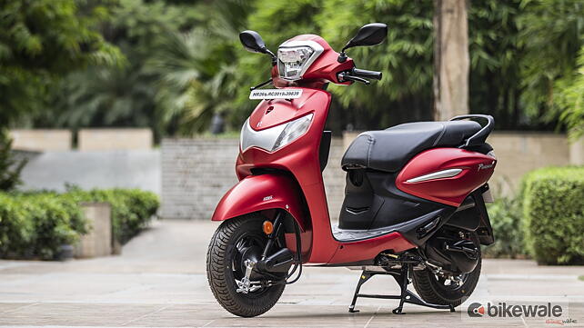 Hero Splendor Plus Left Front Three Quarter