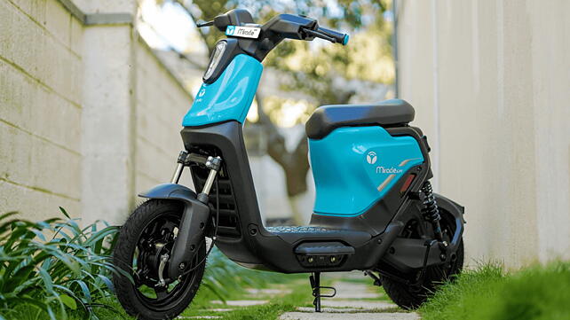 Bajaj  Left Front Three Quarter