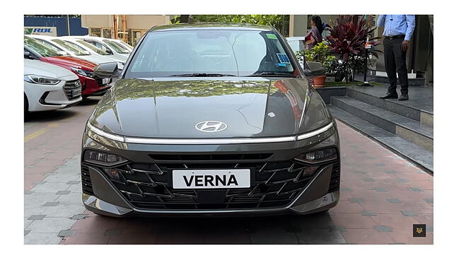 https://imgd.aeplcdn.com/642x361/n/cw/ec/144663/hyundai-verna-front-view3.jpeg?isig=0&q=75