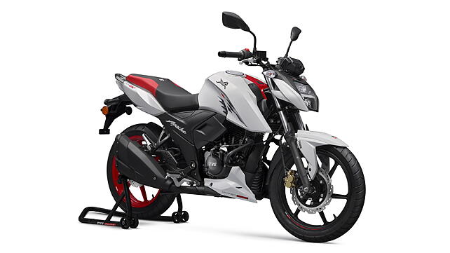 TVS Apache RTR 160 4V Right Front Three Quarter