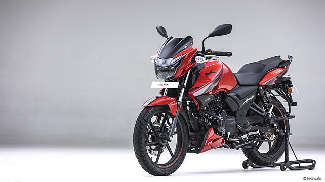 TVS Apache RTR 160 Left Front Three Quarter