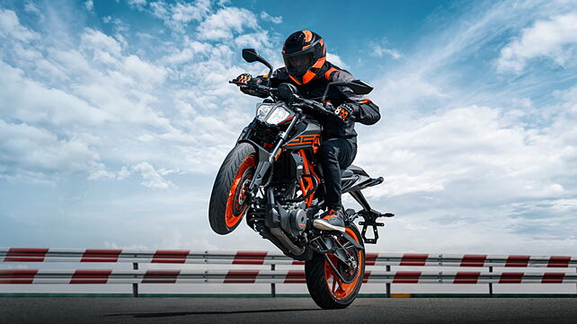 2023 KTM 250 Duke OBD2 available in two colours in India