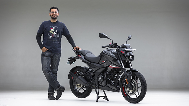 Bajaj Pulsar N250 Price - Mileage, Images, Colours | BikeWale